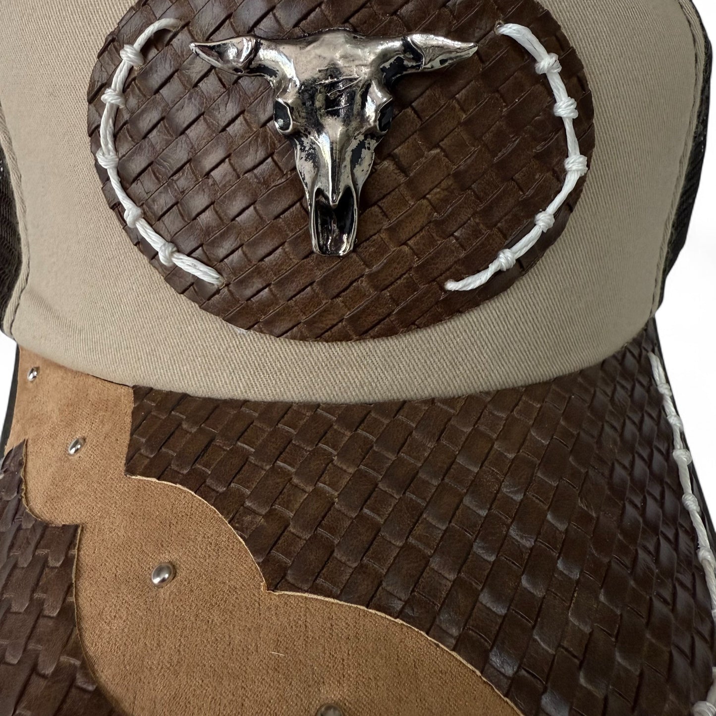 Gorra Trucker Vaquera Artesanal Beige | Cuero Sintético y Herrajes | Hecha en México