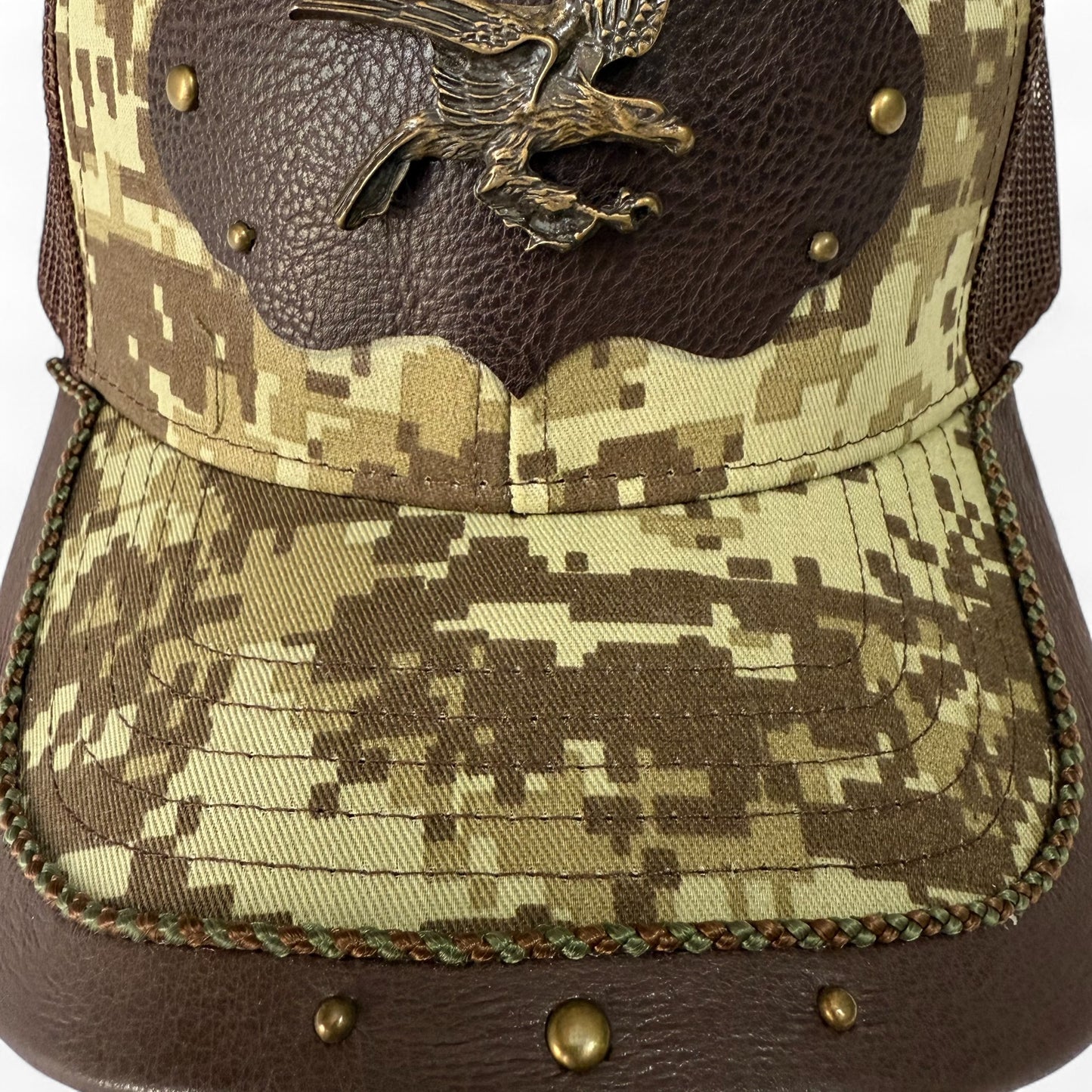 Gorra Trucker Artesanal Camuflaje | Cuero Sintético y Herrajes | Hecha en México