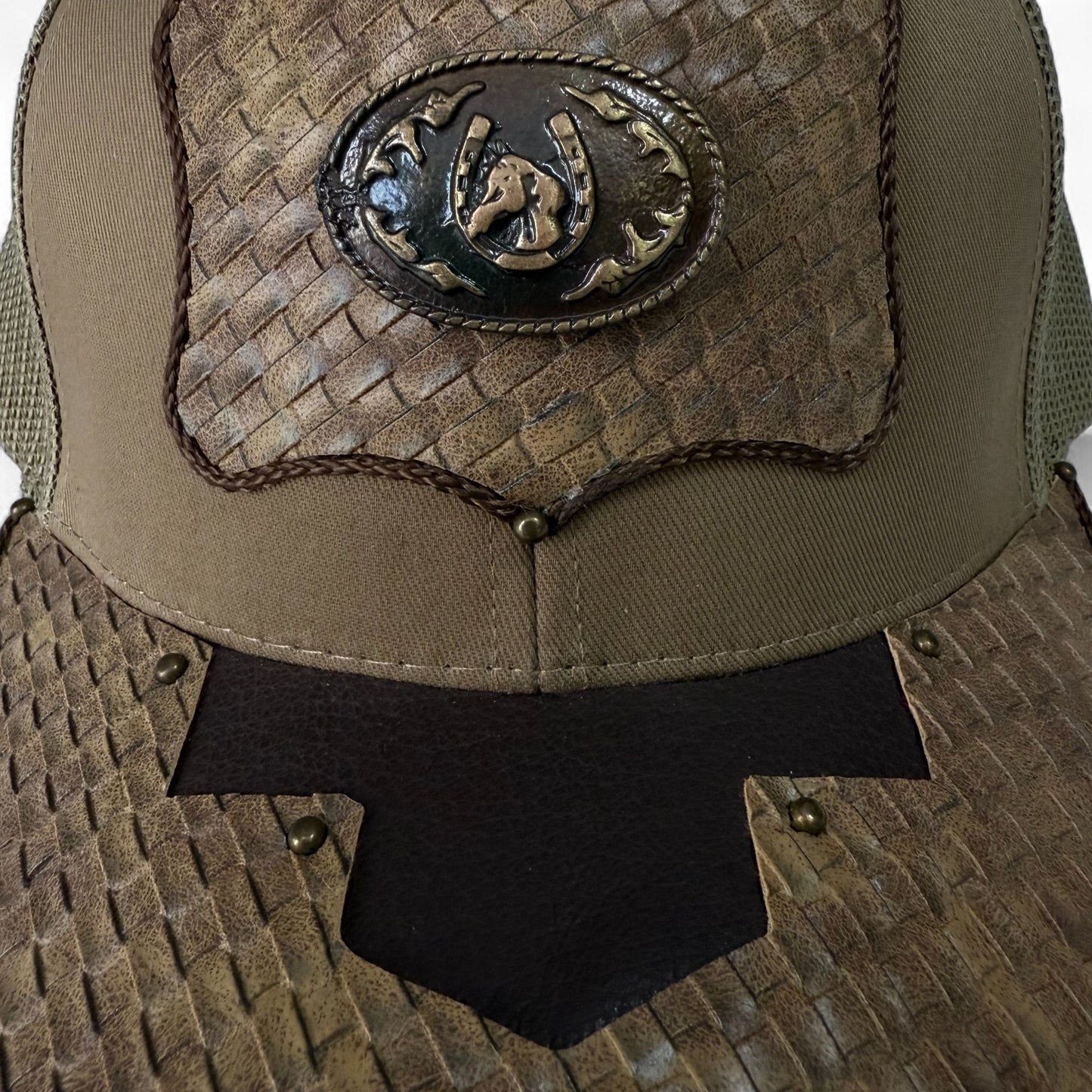 Gorra Trucker Artesanal Camel | Cuero Sintético y Herrajes | Hecha en México