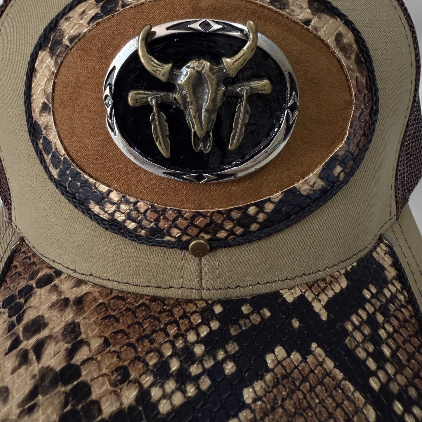 Gorra Trucker Artesanal Camel Snake| Cuero Sintético y Herrajes | Hecha en México