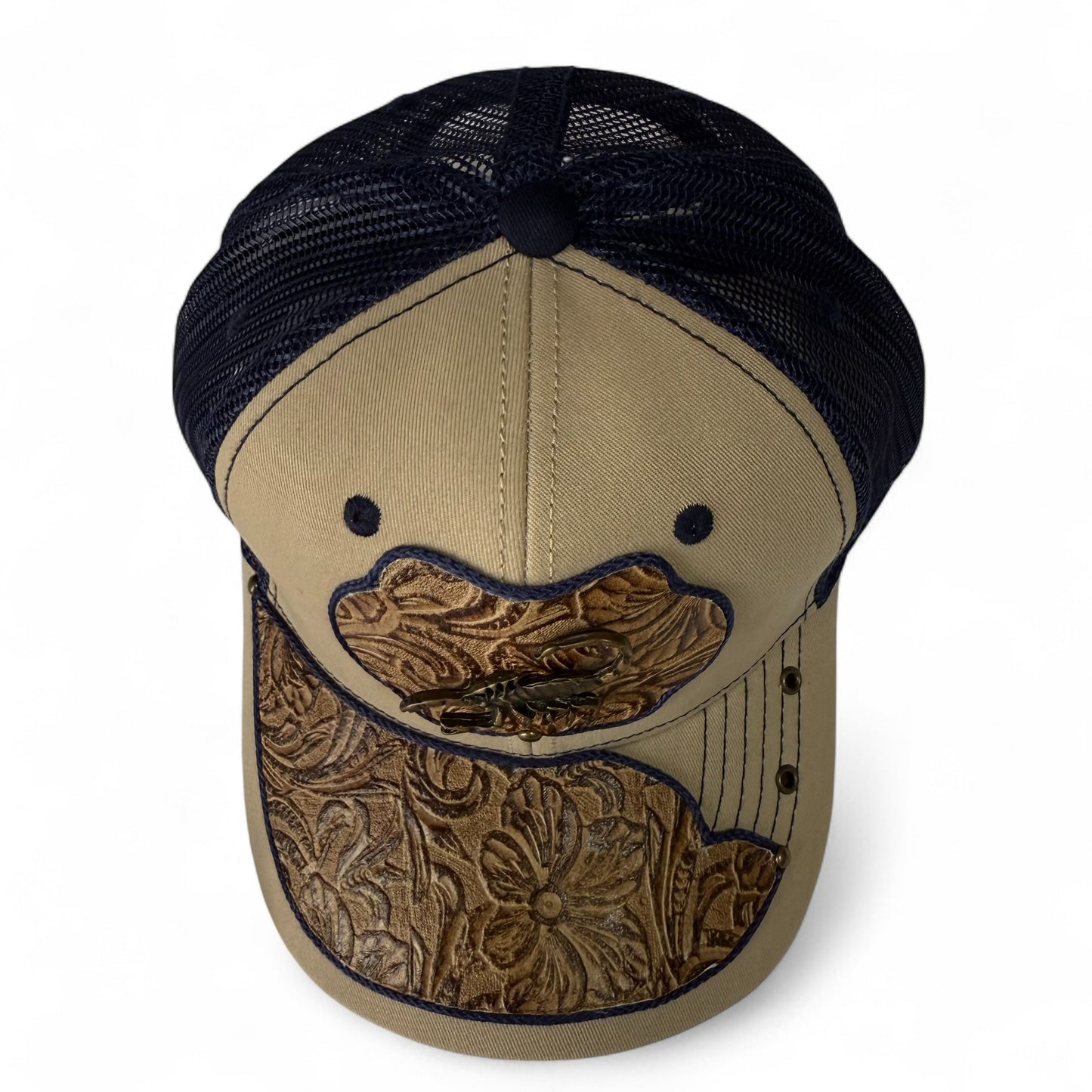 Gorra Trucker Artesanal Beige Cincelado| Cuero Sintético y Herrajes | Hecha en México
