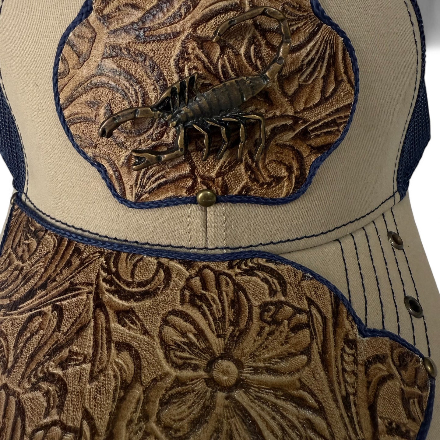 Gorra Trucker Artesanal Beige Cincelado| Cuero Sintético y Herrajes | Hecha en México