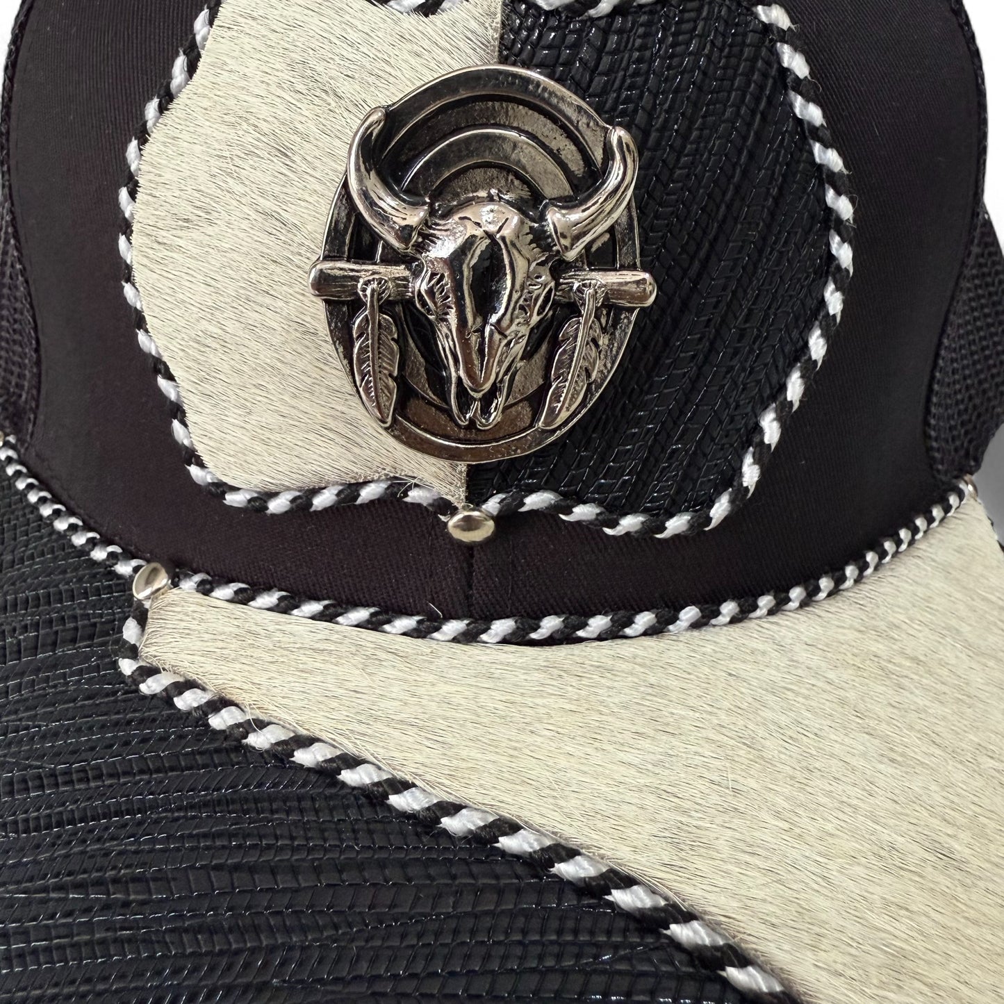 Gorra Trucker Vaquera Artesanal Negra | Cuero con Pelo Natural, Sintético y Herrajes | Hecha en México