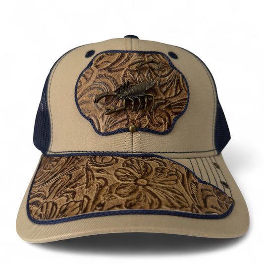 Gorra Trucker Artesanal Beige Cincelado| Cuero Sintético y Herrajes | Hecha en México