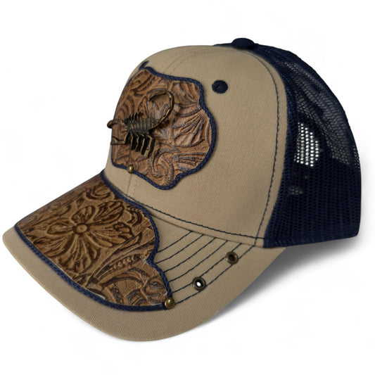 Gorra Trucker Artesanal Beige Cincelado| Cuero Sintético y Herrajes | Hecha en México