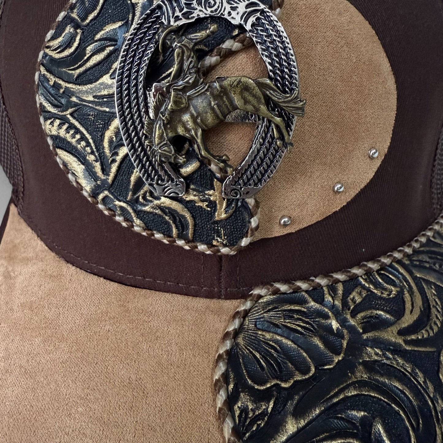 Gorra Trucker Artesanal Vaquera Jinete | Cuero Sintético y Herrajes | Hecha en México