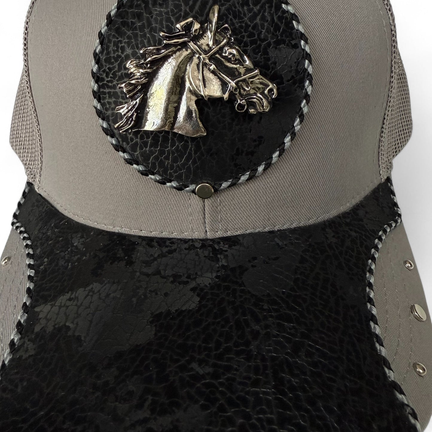 Gorra Trucker Artesanal Vaquera Caballo | Cuero Sintético y Herrajes | Hecha en México